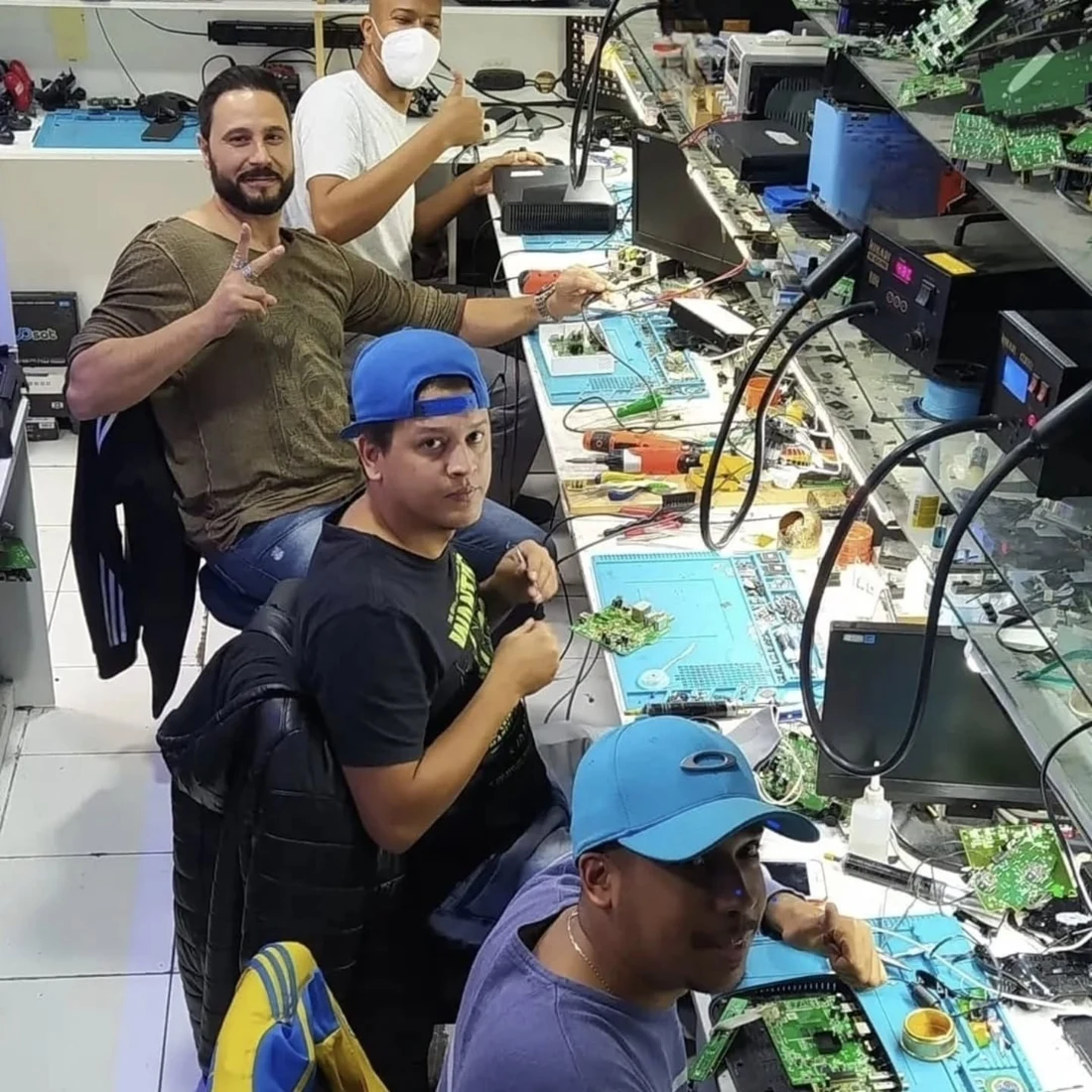 Equipe técnica trabalhando nas bancadas de manutenção da DUSAT